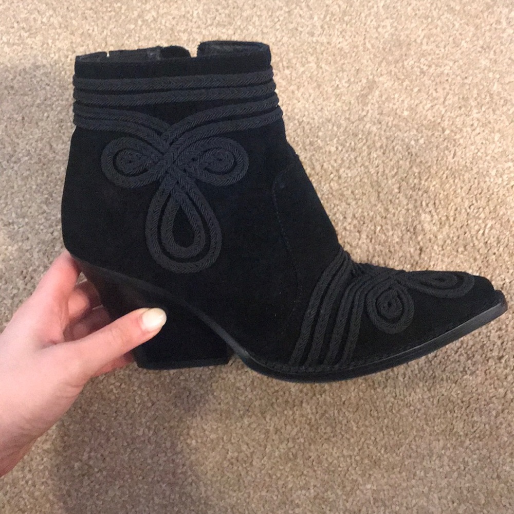 Embroidered Jeffrey Campbell booties !